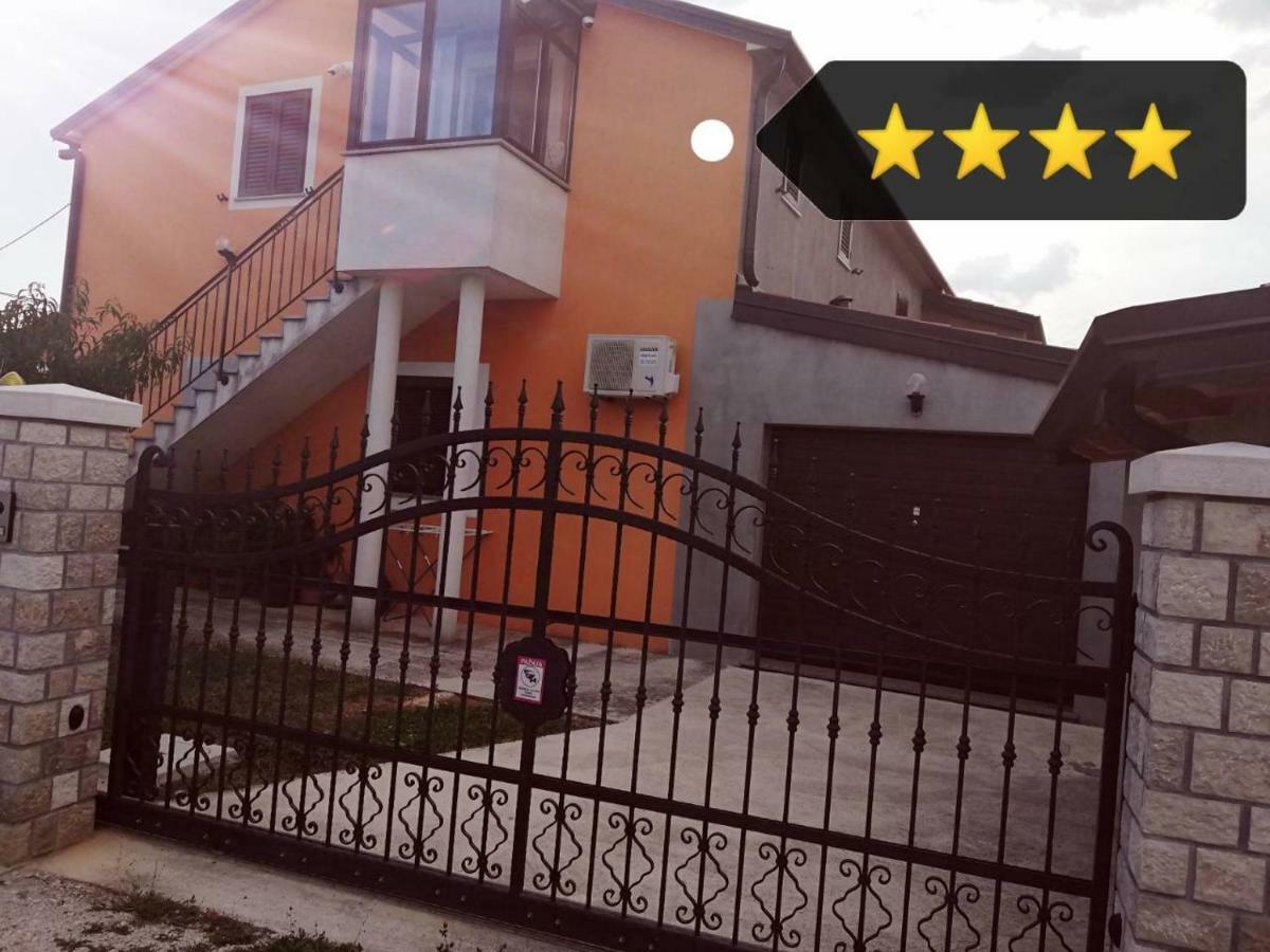 Apartment Dorina Buje Luaran gambar