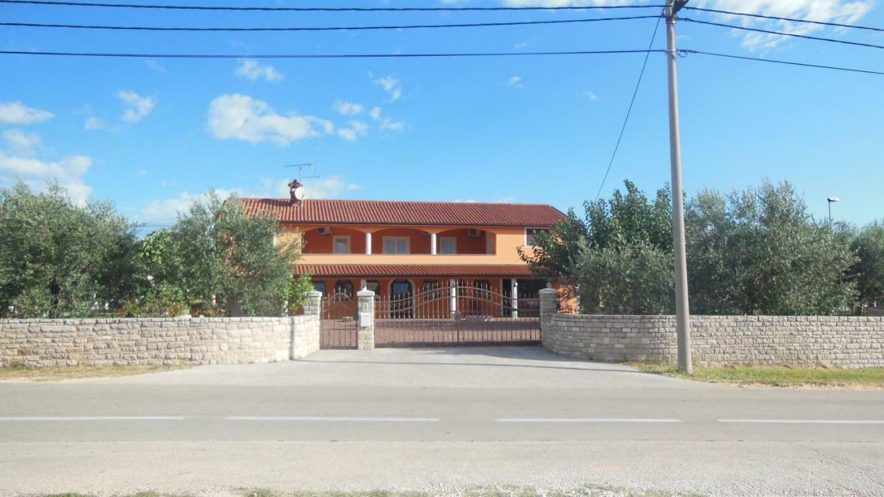 Apartment Dorina Buje Luaran gambar