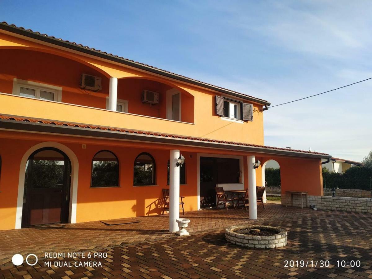 Apartment Dorina Buje Luaran gambar